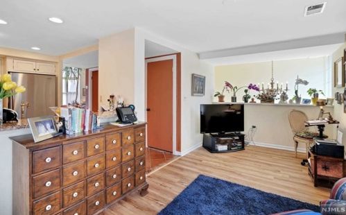 315 Livingston Ct, Edgewater NJ 07020-1639 exterior