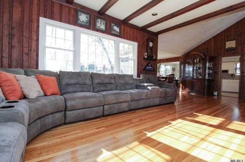 28 Cottonwood Dr, Commack NY 11725-2422 exterior