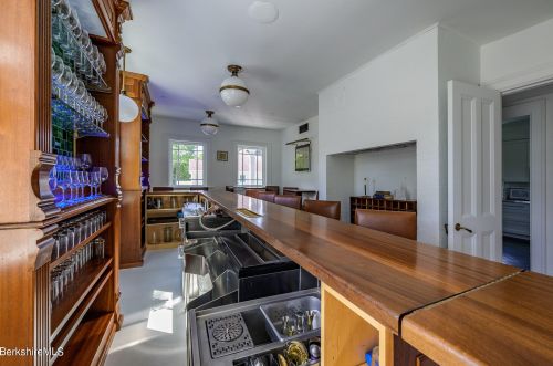 2 Kemble St, Lenox MA 01240-2816 exterior