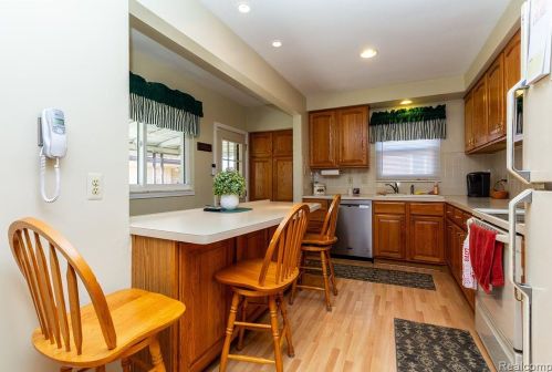 5721 Cambourne Rd, Dearborn Heights MI  48127-3914 exterior