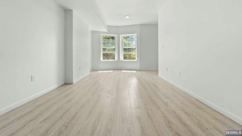 46 3rd St, Newark, NJ 07107-3143