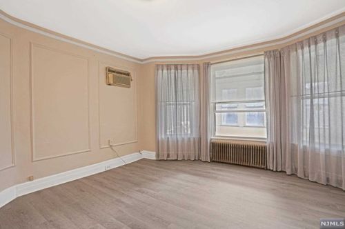 35 Hilliard Ave, Edgewater NJ 07020-1256 exterior