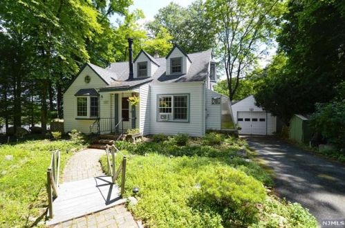 137 Campgaw Rd, Mahwah, NJ 07430-2509