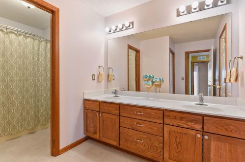 2198 Shamrock Pl, Chaska MN 55318-5405 exterior