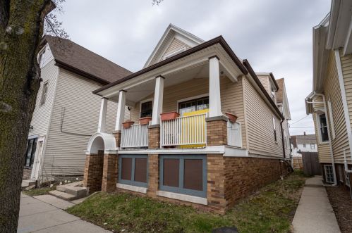 927 Center St, Milwaukee WI  53212-3049 exterior