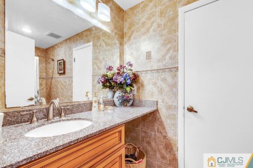 73 Laurel Holw Ct, Edison NJ 08820-1043 exterior