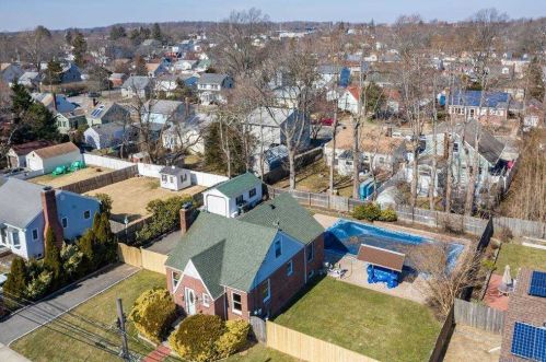 31 Leyden St, Huntington Station NY 11746-1825 exterior