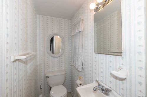 10 Glendale Dr, Huntington Station NY 11747-1237 exterior