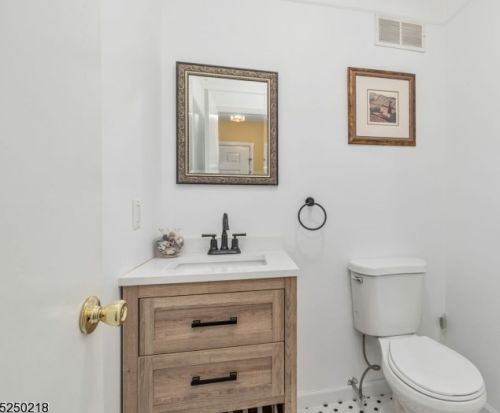 25 Wareham Ct, Scotch Plains NJ 07076-3138 exterior