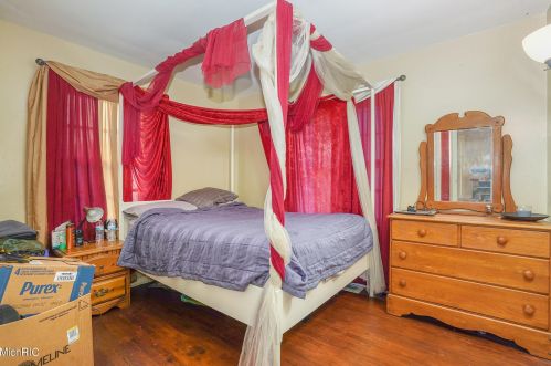 1148 Aberdeen St, Grand Rapids MI 49505-3822 exterior