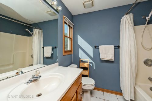 7515 Hickory Grv, Bull Valley IL 60097-8698 exterior