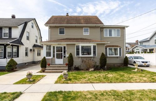 12 Carpenter St, Valley Stream, NY 11580-4402