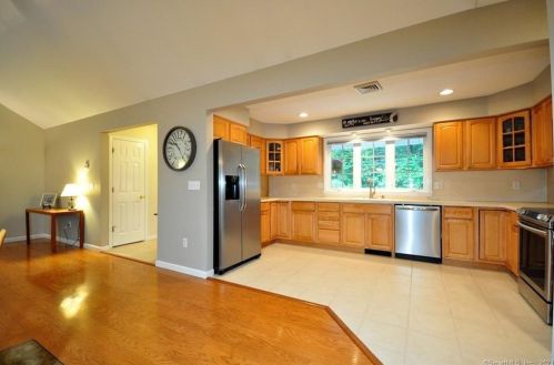 221 Marshall Phelps Rd, Windsor CT 06095-1743 exterior