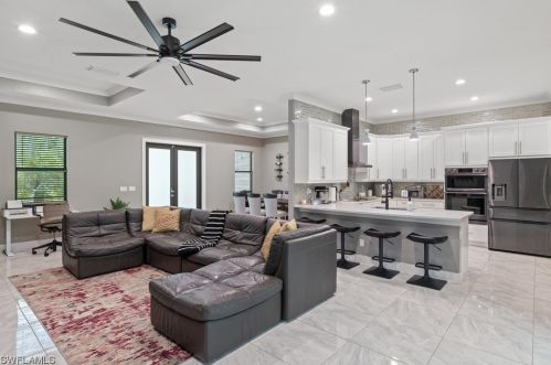 481 7 St, Naples FL 34102-6017 exterior