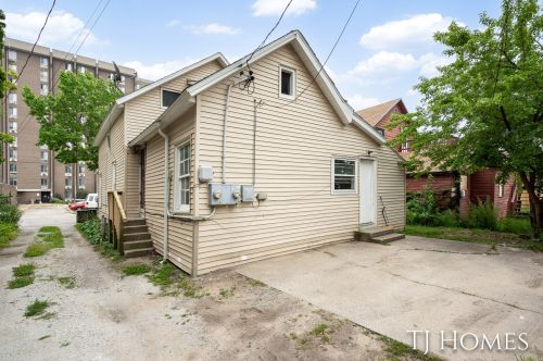 1079 1st St, Meskegon MI  49440-1435 exterior