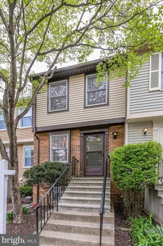 6840 Heatherway Ct, Alexandria, VA 22315-3942