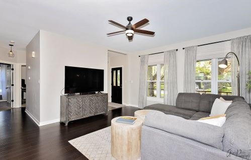 1255 Thomas Dr, Bull Valley, IL 60098-2340