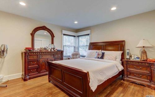 24 Vondran St, Huntington Station NY 11746-2548 exterior