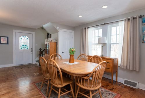 41 Bay Rd, Newmarket NH 03857-1711 exterior