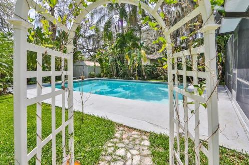 407 Bon Aire Ave, Tampa FL 33617-6322 exterior