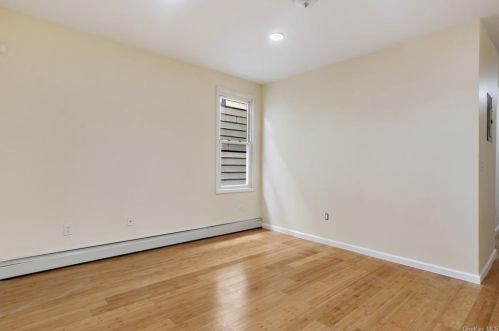 4256 Byron Ave, Bronx NY 10466-1516 exterior