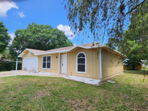 7906 James Rd, Fort Pierce, FL 34951-2182