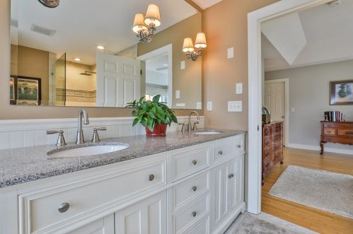 8 Oakmont Dr, Concord NH 03301-6916 exterior