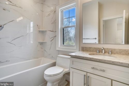 6811 Dillon Ave, Mc Lean VA 22101-4401 exterior