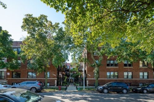 1133 Grace St, Chicago, IL 60613-2843