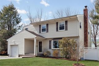 5 Earl Rd, Huntington Station, NY 11747-1313