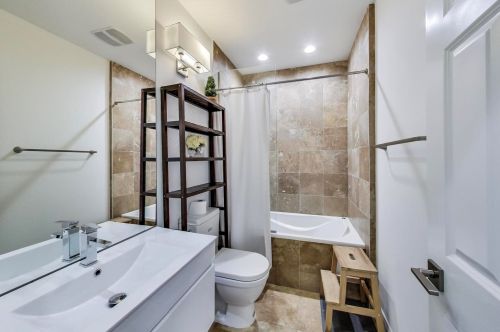 3013 Honore St, Chicago IL 60657-2000 exterior