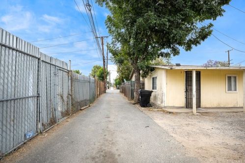 206 Valencia Dr, Fullerton CA 92833-3235 exterior