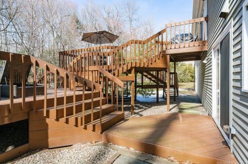 32 Crosswood Rd, Farmington CT 06032-1067 exterior