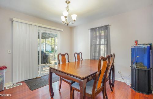 1148 Aberdeen St, Grand Rapids MI 49505-3822 exterior