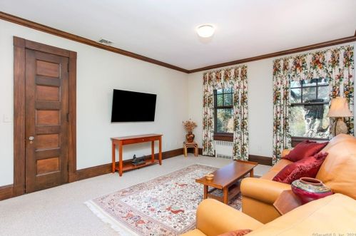 49 Mtn Spg Rd, Farmington CT 06032-1613 exterior