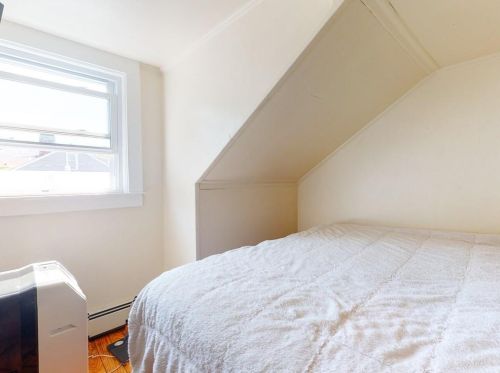 30 Prospect Hl St, Middletown RI 02840-3115 exterior