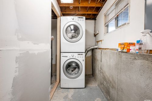 983 Dry Gulch Cir, Sandy UT 84094-5520 exterior