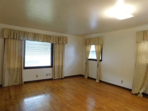 5862 69th St, Milwaukee, WI 53218-1810