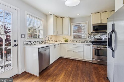 1612 Oakcrest Dr, Alexandria VA 22302-2337 exterior