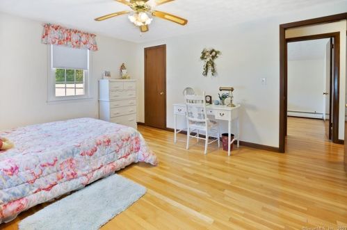 22 Cir Dr, Enfield CT 06082-2712 exterior