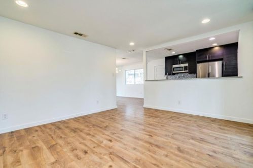 5315 Downs Dr, Austin TX 78721-2205 exterior