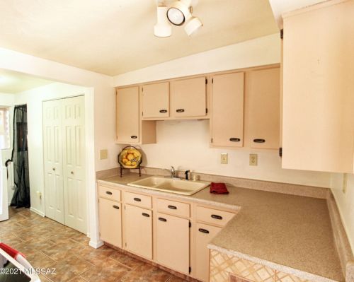 8116 Beverly St, Tucson AZ 85710-5930 exterior