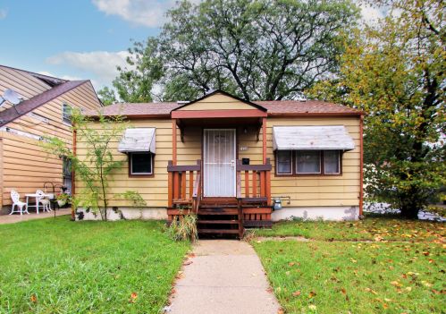 5220 29th St, Milwaukee, WI 53209-4813