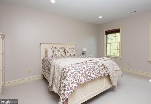 271 Blackburn Dr, Berwyn PA  19312-2801 exterior