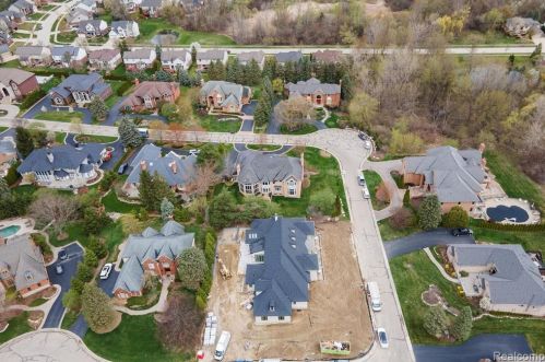 2511 Golf Crst Dr, Rochester MI 48309-4063 exterior