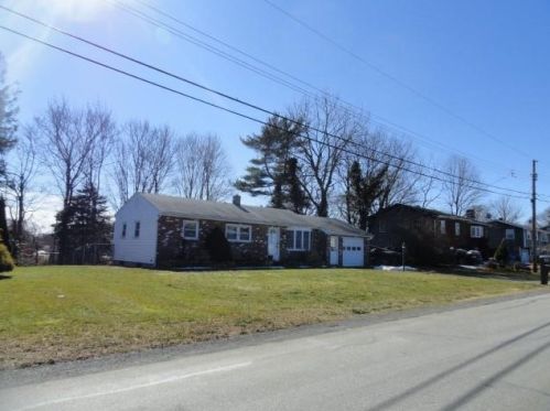 16 Namquid Dr, Middletown, RI 02842-4520