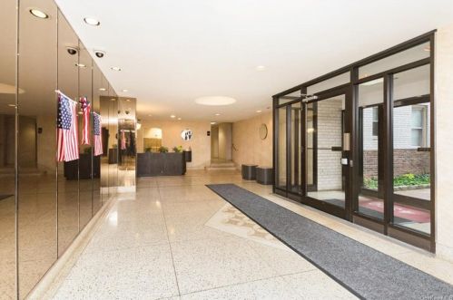 4320 Van Cortlandt Park, Bronx NY  10470-1952 exterior