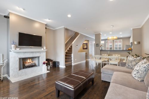 638 Oak St, Chicago IL  60610-7298 exterior