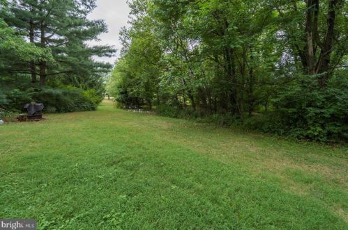 733 Lewis Rd, Limerick PA 19468-1307 exterior