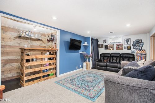 822 Royal Oak St, Wyoming MI exterior